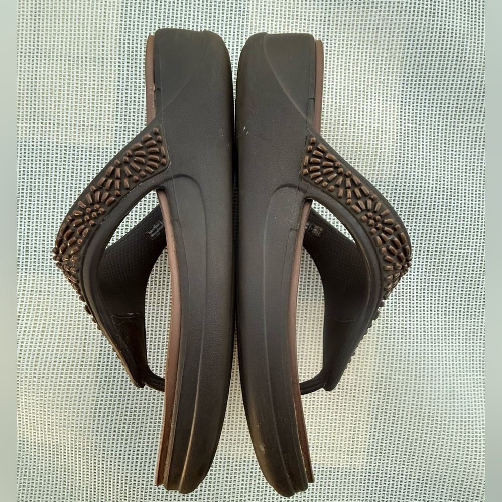 Crocs dual confort W7 Brown Embellished Women's Sandals - Picture 2 of 7